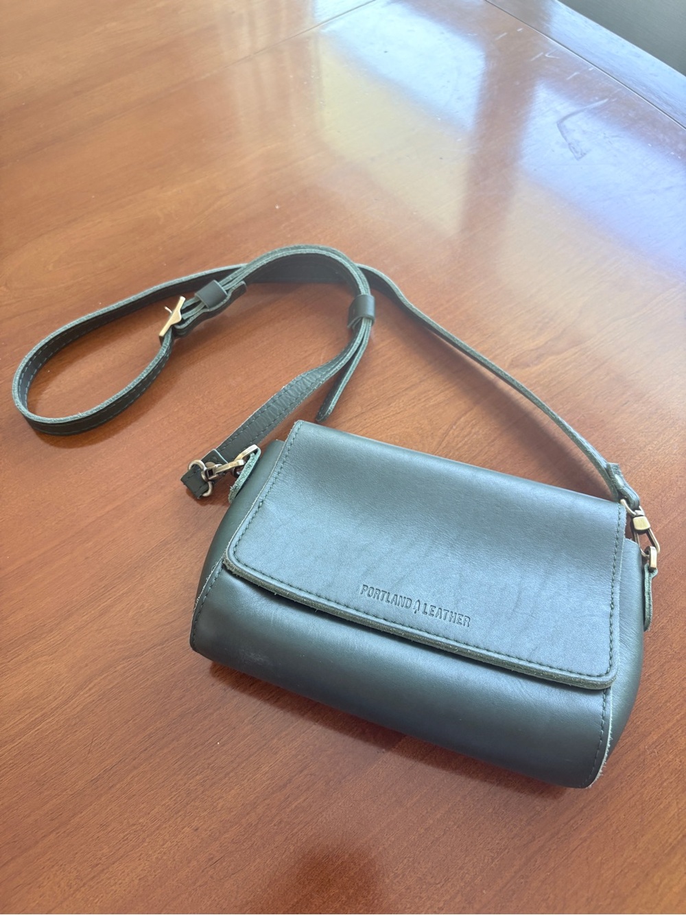 Portland Leather Metro Crossbody Bag in Emerald Green - Picture 3 of 7
